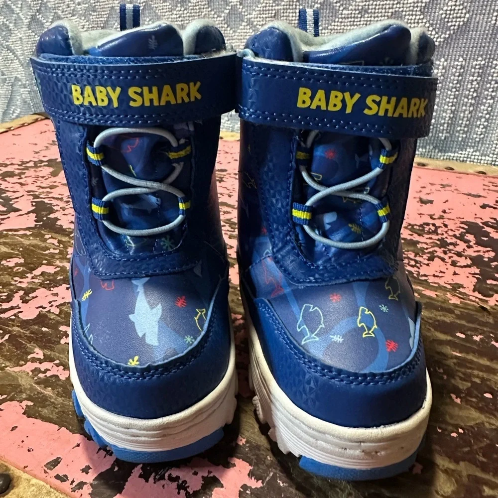 BABY SHARK Snow Boots Toddler Sz 6 - NEW